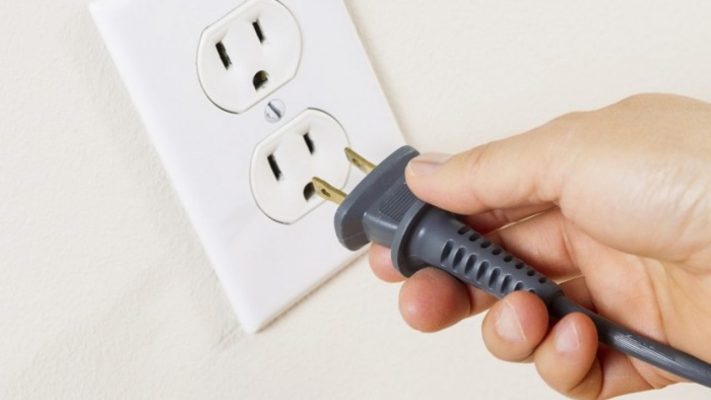 Cắm dây điện vào ổ cắm 