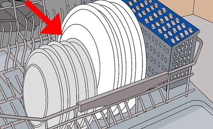 Không sắp xếp chén đĩa nhỏ vào khoảng trống giữa các đồ dùng lớn để rửa hiệu quả hơn.