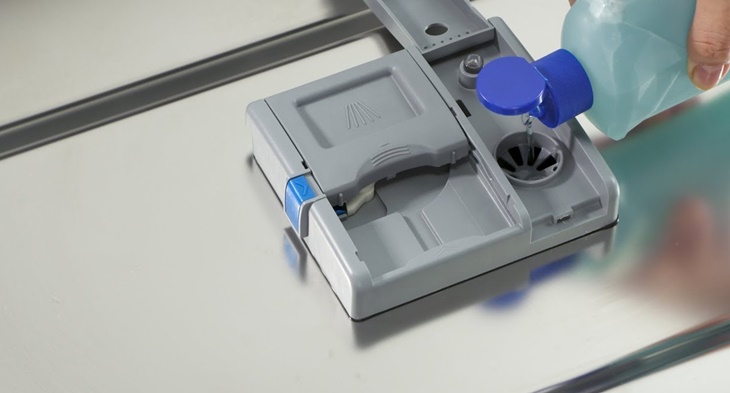 Chất tẩy rửa chuyên dụng có thể dùng cho máy rửa bát là nước làm bóng 